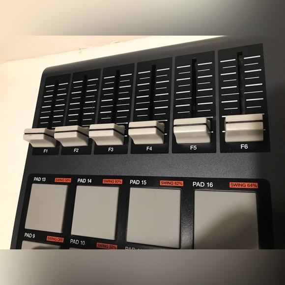 AKAI PROFESSIONAL MPD26 USB/MIDI Pad Control Mixer Music Beats Hiphop Edm Trance - Picture 10 of 15